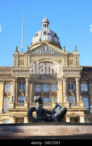 Sole invernale su Victoria Square, il punto focale del centro città, sede del municipio e della Council House, Birmingham, East Midlands, Regno Unito Foto Stock