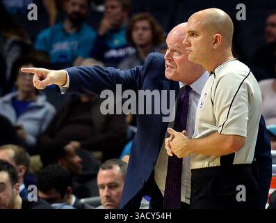 3 febbraio 2012 - Charlotte, NC, USA - il capo-allenatore dei Charlotte Hornets Steve Clifford, a sinistra, sottolinea un punto a Jacyn Goble ufficiale, a destra, durante il primo tempo contro i Brooklyn Nets allo Spectrum Center martedì 7 febbraio 2017 a Charlotte, N.C. (Credit Image: © Jeff Siner/TNS via ZUMA Wire) Foto Stock