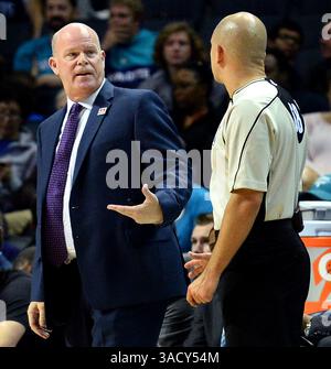 3 febbraio 2012 - Charlotte, NC, USA - il capo-allenatore dei Charlotte Hornets Steve Clifford, a sinistra, sottolinea un punto a Jacyn Goble ufficiale, a destra, durante il primo tempo contro i Brooklyn Nets allo Spectrum Center martedì 7 febbraio 2017 a Charlotte, N.C. (Credit Image: © Jeff Siner/TNS via ZUMA Wire) Foto Stock