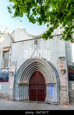 Lisboa, Portogallo, rovine storiche del convento di Carmo nel quartiere Bairro alto di Lisbona, l'unico rimasto visibile del grande terremoto, il Portogallo Foto Stock