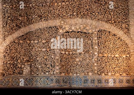 Evora, Portogallo, la Cappella delle ossa della chiesa di San Francesco a Evora, Portogallo, costruita con ossa di monaci Foto Stock