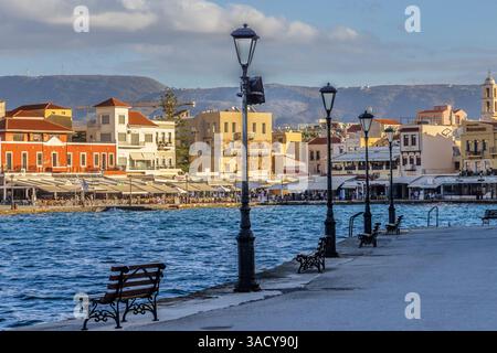 Europa, Grecia, Creta, la Canea, la città vecchia. Vista del "porto veneziano", o porto, circondato da caffetterie e lampioni. Foto Stock