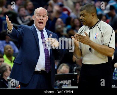 3 febbraio 2012 - Charlotte, NC, USA - il capo-allenatore dei Charlotte Hornets Steve Clifford, a sinistra, sottolinea un punto a Tony Brothers ufficiale, a destra, durante il secondo tempo contro i Brooklyn Nets martedì 7 febbraio 2017 a Charlotte, N.C. gli Hornets hanno vinto 111-107. (Immagine di credito: © Jeff Siner/TNS tramite filo ZUMA) Foto Stock
