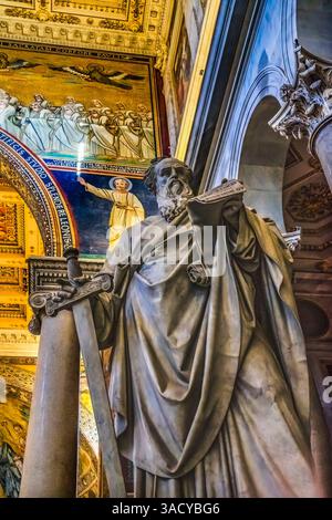 Statua di Paolo, Basilica Papale di San Paolo, Roma, Italia. Una delle 4 basiliche papali, fondata sopra il luogo di sepoltura di San Paolo nel 324 dall'imperatore Costano Foto Stock