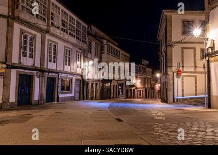 Pittoresca via Rua de San Pedro di notte con vecchie case residenziali tipiche spagnole, Santiago de Compostela in Spagna Foto Stock