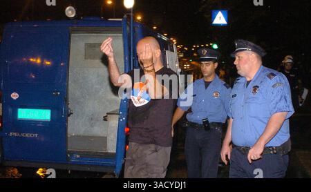 22 luglio 2008 - Belgrado, Serbia - gli agenti di polizia serbi guidano un sostenitore di Karadzic in un furgone della polizia dopo che l'uomo ha affrontato gli agenti di polizia di fronte al tribunale speciale di Belgrado. L'ex leader serbo-bosniaco Radovan Karadzic è stato arrestato lunedì sera tardi. Le Nazioni Unite dicono che le forze di Karadzic hanno ucciso almeno 7.500 uomini e ragazzi musulmani di Srebrenica nel luglio 1995 nell'ambito di una campagna per "terrorizzare e demoralizzare la popolazione bosniaca musulmana e croata bosniaca”. Fu anche accusato per i bombardamenti di Sarajevo e per l'uso di 284 peacekeeper delle Nazioni Unite come scudi umani nel maggio e giugno 1995 (Cre Foto Stock