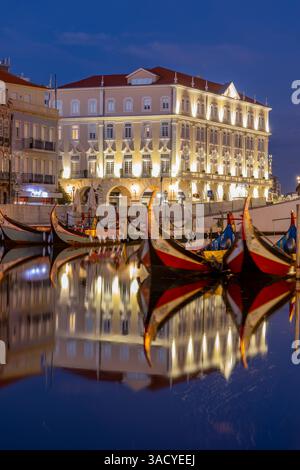 Tour di pesca in gondola in barca sul canale di Aveiro, Portogallo Foto Stock