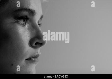 10 lug 2008 - Roma, Italia - Una modella aspetta nel backstage del make-up e dei capelli alla settimana della moda di Roma del luglio 2008 (Credit Image: Evandro Inetti/ZUMAPRESS.com) Foto Stock