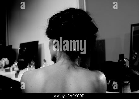 10 lug 2008 - Roma, Italia - Una modella si fa fare i capelli dietro le quinte alla settimana della moda di Roma 2008 luglio (Credit Image: Evandro Inetti/ZUMAPRESS.com) Foto Stock