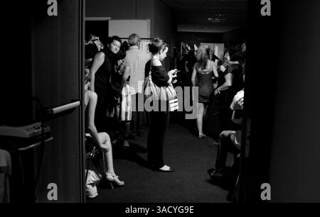 10 lug 2008 - Roma, Italia - le modelle aspettano dietro le quinte alla settimana della moda di Roma 2008 luglio (Credit Image: Evandro Inetti/ZUMAPRESS.com) Foto Stock