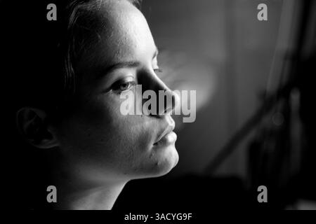 10 lug 2008 - Roma, Italia - Una modella aspetta di fare il suo make-up nel backstage alla settimana della moda di Roma del luglio 2008 (Credit Image: Evandro Inetti/ZUMAPRESS.com) Foto Stock