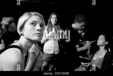 10 lug 2008 - Roma, Italia - le modelle aspettano nel backstage del make-up e dei capelli alla settimana della moda di Roma 2008 luglio (Credit Image: Evandro Inetti/ZUMAPRESS.com) Foto Stock