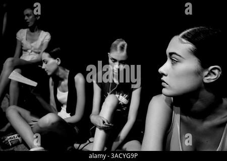 10 lug 2008 - Roma, Italia - le modelle aspettano dietro le quinte alla settimana della moda di Roma 2008 luglio (Credit Image: Evandro Inetti/ZUMAPRESS.com) Foto Stock