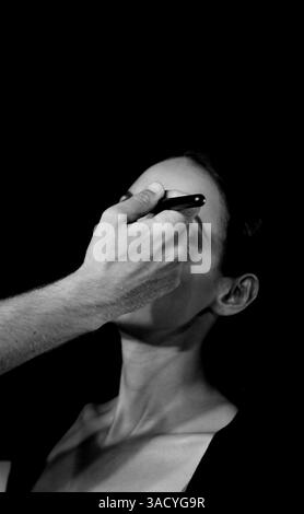 10 lug 2008 - Roma, Italia - Una modella fa il suo make-up nel backstage alla settimana della moda di Roma 2008 luglio (Credit Image: Evandro Inetti/ZUMAPRESS.com) Foto Stock