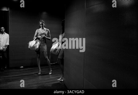 10 lug 2008 - Roma, Italia - le modelle aspettano dietro le quinte alla settimana della moda di Roma 2008 luglio (Credit Image: Evandro Inetti/ZUMAPRESS.com) Foto Stock