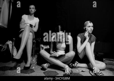10 lug 2008 - Roma, Italia - le modelle aspettano dietro le quinte alla settimana della moda di Roma 2008 luglio (Credit Image: Evandro Inetti/ZUMAPRESS.com) Foto Stock