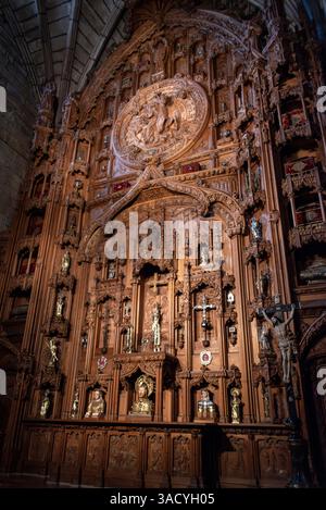 Santiago de Compostela, Spagna, splendido altare in legno nel museo della cattedrale di Santiago de Compostela Foto Stock
