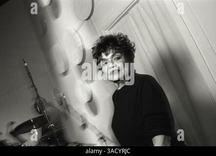 25 dicembre 2008 - New York, New York, USA - la cantante e attrice EARTHA KITT è morta, all'età di 81 anni, il giorno di Natale a New York. Era in cura per il cancro al colon. Kitt divenne famosa per il suo ruolo di Catwoman nella serie televisiva Batman negli anni '1960 e per la sua canzone natalizia "Santa Baby". NELLA FOTO - 11 giugno 2007 - Miami, Florida, Stati Uniti - EARTHA KITT fotografato a Miami, Forida. (Immagine di credito: © David Jacobs/ZUMAPRESS.com) Foto Stock