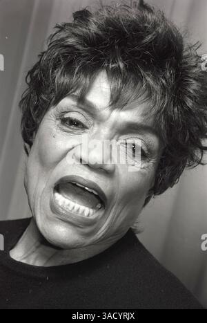 25 dicembre 2008 - New York, New York, USA - la cantante e attrice EARTHA KITT è morta, all'età di 81 anni, il giorno di Natale a New York. Era in cura per il cancro al colon. Kitt divenne famosa per il suo ruolo di Catwoman nella serie televisiva Batman negli anni '1960 e per la sua canzone natalizia "Santa Baby". NELLA FOTO - 11 giugno 2007 - Miami, Florida, Stati Uniti - EARTHA KITT fotografato a Miami, Forida. (Immagine di credito: © David Jacobs/ZUMAPRESS.com) Foto Stock
