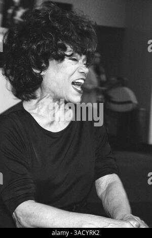 25 dicembre 2008 - New York, New York, USA - la cantante e attrice EARTHA KITT è morta, all'età di 81 anni, il giorno di Natale a New York. Era in cura per il cancro al colon. Kitt divenne famosa per il suo ruolo di Catwoman nella serie televisiva Batman negli anni '1960 e per la sua canzone natalizia "Santa Baby". NELLA FOTO - 11 giugno 2007 - Miami, Florida, Stati Uniti - EARTHA KITT fotografato a Miami, Forida. (Immagine di credito: © David Jacobs/ZUMAPRESS.com) Foto Stock