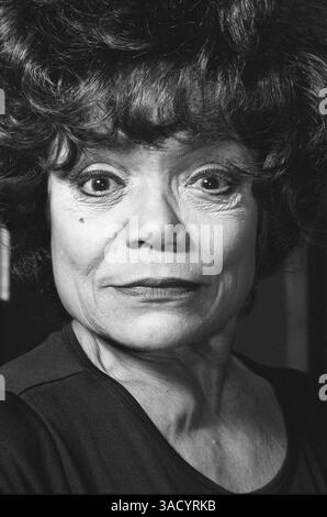 25 dicembre 2008 - New York, New York, USA - la cantante e attrice EARTHA KITT è morta, all'età di 81 anni, il giorno di Natale a New York. Era in cura per il cancro al colon. Kitt divenne famosa per il suo ruolo di Catwoman nella serie televisiva Batman negli anni '1960 e per la sua canzone natalizia "Santa Baby". NELLA FOTO - 11 giugno 2007 - Miami, Florida, Stati Uniti - EARTHA KITT fotografato a Miami, Forida. (Immagine di credito: © David Jacobs/ZUMAPRESS.com) Foto Stock