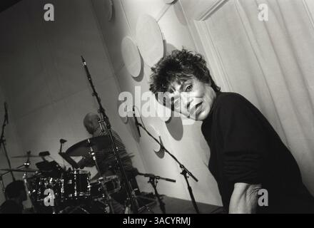 25 dicembre 2008 - New York, New York, USA - la cantante e attrice EARTHA KITT è morta, all'età di 81 anni, il giorno di Natale a New York. Era in cura per il cancro al colon. Kitt divenne famosa per il suo ruolo di Catwoman nella serie televisiva Batman negli anni '1960 e per la sua canzone natalizia "Santa Baby". NELLA FOTO - 11 giugno 2007 - Miami, Florida, Stati Uniti - EARTHA KITT fotografato a Miami, Forida. (Immagine di credito: © David Jacobs/ZUMAPRESS.com) Foto Stock