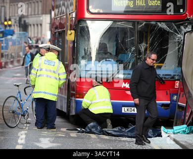 14 aprile 2010 - Londra, Regno Unito - la polizia ha preso una bici a ruota fissa da sotto un autobus oggi sulla Oxford Street di Londra il 14.04.2010..Una ciclista è stata lasciata a combattere per tutta la vita dopo essere stata colpita da un autobus in Oxford Street di fronte a persone inorridite...la donna di 26 anni ha ricevuto ferite gravi nella collisione con l'autobus 390 intorno alle 13:00 di questo pomeriggio vicino all'incrocio con Tottenham Court Road. 14.04.2010.prezzo Ki +44(0)7940447610. (Immagine di credito: © Ki Price/ZUMAPRESS.com) Foto Stock