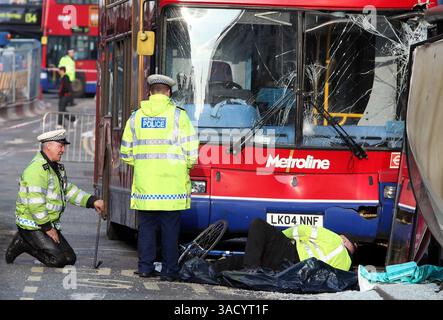 14 aprile 2010 - Londra, Regno Unito - la polizia ha preso una bici a ruota fissa da sotto un autobus oggi sulla Oxford Street di Londra il 14.04.2010..Una ciclista è stata lasciata a combattere per tutta la vita dopo essere stata colpita da un autobus in Oxford Street di fronte a persone inorridite...la donna di 26 anni ha ricevuto ferite gravi nella collisione con l'autobus 390 intorno alle 13:00 di questo pomeriggio vicino all'incrocio con Tottenham Court Road. 14.04.2010.prezzo Ki +44(0)7940447610. (Immagine di credito: © Ki Price/ZUMAPRESS.com) Foto Stock