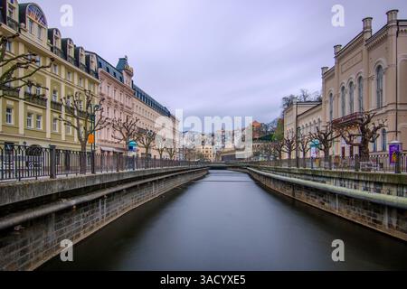 Paesaggio urbano in inverno. Paesaggio urbano con edifici storici in una città vecchia del periodo barocco. Cityscape Karlovy Vary, Repubblica Ceca Foto Stock