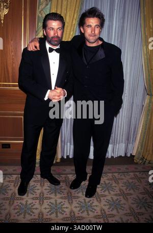 5 agosto 2000; Los Angeles, CA, Stati Uniti; ALEC BALDWIN con fratello BILLY. (Immagine di credito: Nancy Kaszerman/ZUMAPRESS.com) Foto Stock