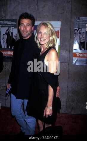 5 agosto 2000; Los Angeles, CA, Stati Uniti; l'attore BILLY BALDWIN con la moglie CHYNNA PHILLIPS.. (Immagine di credito: Nancy Kaszerman/ZUMAPRESS.com) Foto Stock