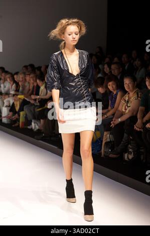 3 settembre 2008 - Tokyo, Giappone - Una modella cammina lungo la passerella indossando la collezione Primavera e Estate 2009 di Dinosaur durante la Japan Fashion Week 2009 (immagine di credito: Christopher Jue/ZUMAPRESS.com) Foto Stock