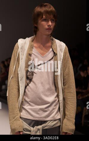 3 settembre 2008 - Tokyo, Giappone - Una modella cammina lungo la passerella indossando la collezione Primavera e Estate 2009 di Dinosaur durante la Japan Fashion Week 2009 (immagine di credito: Christopher Jue/ZUMAPRESS.com) Foto Stock