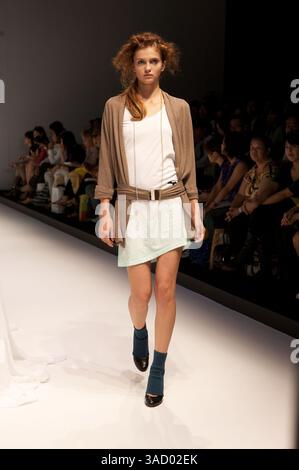 3 settembre 2008 - Tokyo, Giappone - Una modella cammina lungo la passerella indossando la collezione Primavera e Estate 2009 di Dinosaur durante la Japan Fashion Week 2009 (immagine di credito: Christopher Jue/ZUMAPRESS.com) Foto Stock