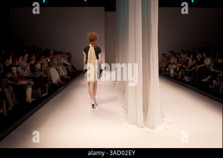 3 settembre 2008 - Tokyo, Giappone - Una modella cammina lungo la passerella indossando la collezione Primavera e Estate 2009 di Dinosaur durante la Japan Fashion Week 2009 (immagine di credito: Christopher Jue/ZUMAPRESS.com) Foto Stock