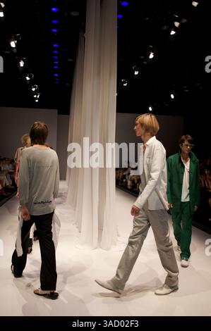 3 settembre 2008 - Tokyo, Giappone - le modelle camminano lungo la passerella indossando la collezione Tiny Dinosaur Spring and Summer 2009 durante la Japan Fashion Week 2009 (immagine di credito: Christopher Jue/ZUMAPRESS.com) Foto Stock