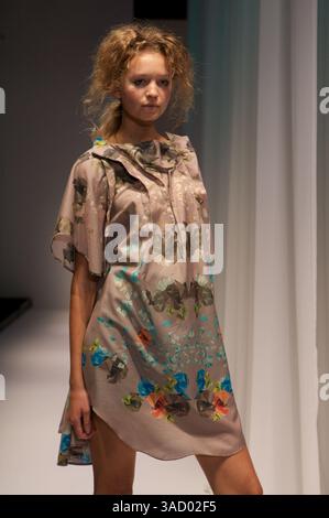 3 settembre 2008 - Tokyo, Giappone - Una modella cammina lungo la passerella indossando la collezione Primavera e Estate 2009 di Dinosaur durante la Japan Fashion Week 2009 (immagine di credito: Christopher Jue/ZUMAPRESS.com) Foto Stock