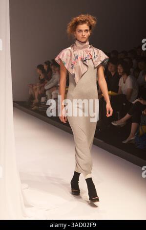 3 settembre 2008 - Tokyo, Giappone - Una modella cammina lungo la passerella indossando la collezione Primavera e Estate 2009 di Dinosaur durante la Japan Fashion Week 2009 (immagine di credito: Christopher Jue/ZUMAPRESS.com) Foto Stock