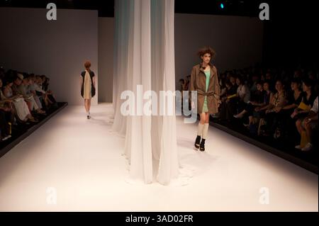 3 settembre 2008 - Tokyo, Giappone - Una modella cammina lungo la passerella indossando la collezione Primavera e Estate 2009 di Dinosaur durante la Japan Fashion Week 2009 (immagine di credito: Christopher Jue/ZUMAPRESS.com) Foto Stock