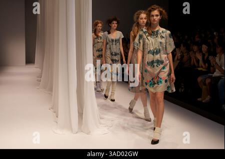 3 settembre 2008 - Tokyo, Giappone - le modelle camminano lungo la passerella indossando la collezione Tiny Dinosaur Spring and Summer 2009 durante la Japan Fashion Week 2009 (immagine di credito: Christopher Jue/ZUMAPRESS.com) Foto Stock