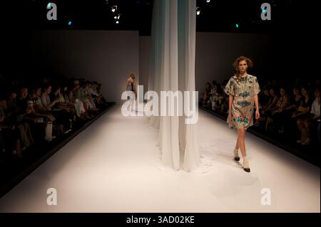 3 settembre 2008 - Tokyo, Giappone - Una modella cammina lungo la passerella indossando la collezione Primavera e Estate 2009 di Dinosaur durante la Japan Fashion Week 2009 (immagine di credito: Christopher Jue/ZUMAPRESS.com) Foto Stock