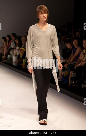 3 settembre 2008 - Tokyo, Giappone - Una modella cammina lungo la passerella indossando la collezione Primavera e Estate 2009 di Dinosaur durante la Japan Fashion Week 2009 (immagine di credito: Christopher Jue/ZUMAPRESS.com) Foto Stock
