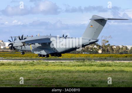 Aeronautica tedesca (Luftwaffe) Airbus A400M Atlas (REG: 5441) pista di atterraggio 31, con un motore di riserva a bordo per un veicolo bloccato Foto Stock