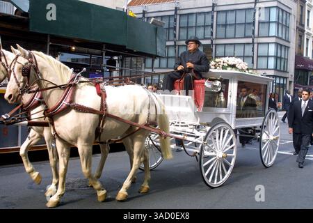 31 agosto 2001; New York, NY, Stati Uniti; un focolare trainato da cavalli con pannelli di vetro porta la bara della cantante R&B AALIYAH alla chiesa cattolica romana St. Ignatius Loyola di Manhattan, dove familiari e amici hanno partecipato al servizio funebre privato. . (Immagine di credito: Nancy Kaszerman/ZUMAPRESS.com) Foto Stock