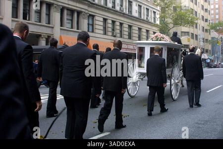 31 agosto 2001; New York, NY, Stati Uniti; un focolare trainato da cavalli con pannelli di vetro porta la bara della cantante R&B AALIYAH alla chiesa cattolica romana St. Ignatius Loyola di Manhattan, dove familiari e amici hanno partecipato al servizio funebre privato. . (Immagine di credito: Nancy Kaszerman/ZUMAPRESS.com) Foto Stock