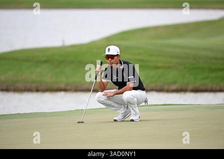 Doral, Stati Uniti. 4 aprile 2025. Kevin Na, Captain of the Iron Heads GC, prepara un putt durante il primo giorno del LIV Golf Invitational 2025 - Miami al Trump National Golf Course il 4 aprile 2025 a Doral, Florida. (Foto di JC Ruiz/Sipa USA) credito: SIPA USA/Alamy Live News Foto Stock