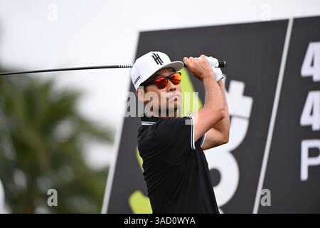 Doral, Stati Uniti. 4 aprile 2025. Kevin Na, Captain of the Iron Heads GC, si è tirato fuori durante il primo giorno del LIV Golf Invitational 2025 - Miami al Trump National Golf Course il 4 aprile 2025 a Doral, Florida. (Foto di JC Ruiz/Sipa USA) credito: SIPA USA/Alamy Live News Foto Stock