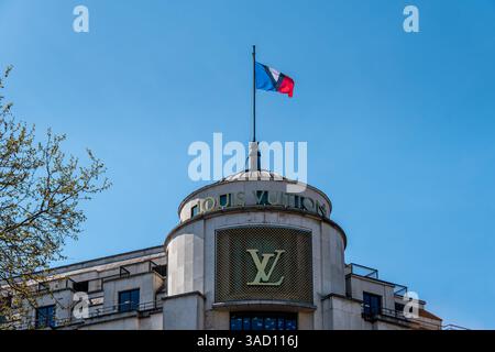 In cima al flagship store Louis Vuitton sull'Avenue des Champs-Élysées di Parigi. Louis Vuitton è una casa di moda e pelletteria francese di lusso Foto Stock