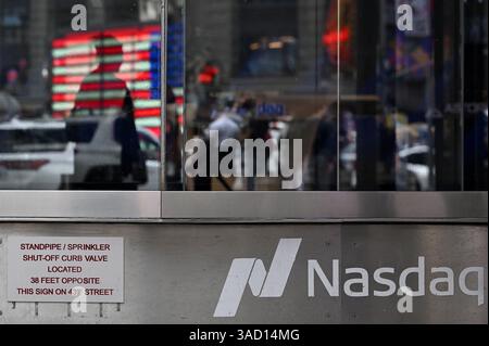 New York, Stati Uniti. 4 aprile 2025. Reflection of People in the window of Nasdaq Headquarters in Times Square, New York, New York, 4 aprile 2025. I mercati hanno reagito negativamente per un secondo giorno di fila sull'annuncio tariffario di Trump; l'indice Dow, l'indice Nasdaq e L'indice S&P 500 sono precipitati tutti sui timori di una recessione globale. (Foto di Anthony Behar/Sipa USA) credito: SIPA USA/Alamy Live News Foto Stock