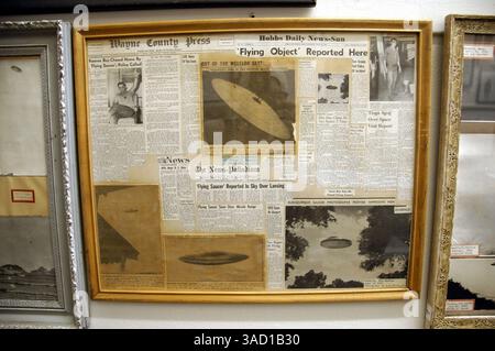07 lug. 2007 - Roswell, New Mexico, USA - resoconti giornalistici dell'avvistamento di UFO in mostra al Museo e Centro di ricerca UFO giovedì 5 luglio 2007 a Roswell, New Mexico. ..2007 segna il 60 ° anniversario dell'incidente di Roswell, la presunta scoperta di un disco volante schiantato 30 miglia a nord del centro di Roswell da parte del rancher W.W. ''Mac'' Brazel e il presunto ''insabbiamento''' dell'esercito degli Stati Uniti, che ha ufficialmente etichettato i resti nel sito dell'incidente ''un pallone meteorologico top secret''. ..il festival Roswell, con una serie di elementi che attraggono sia il turista che il vero credente, Foto Stock